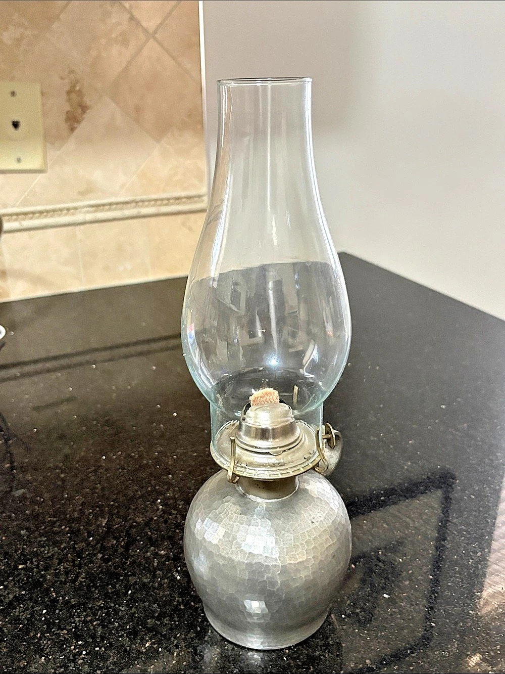 Etain fin de Val- David Hammered Pewter Oil Lamp